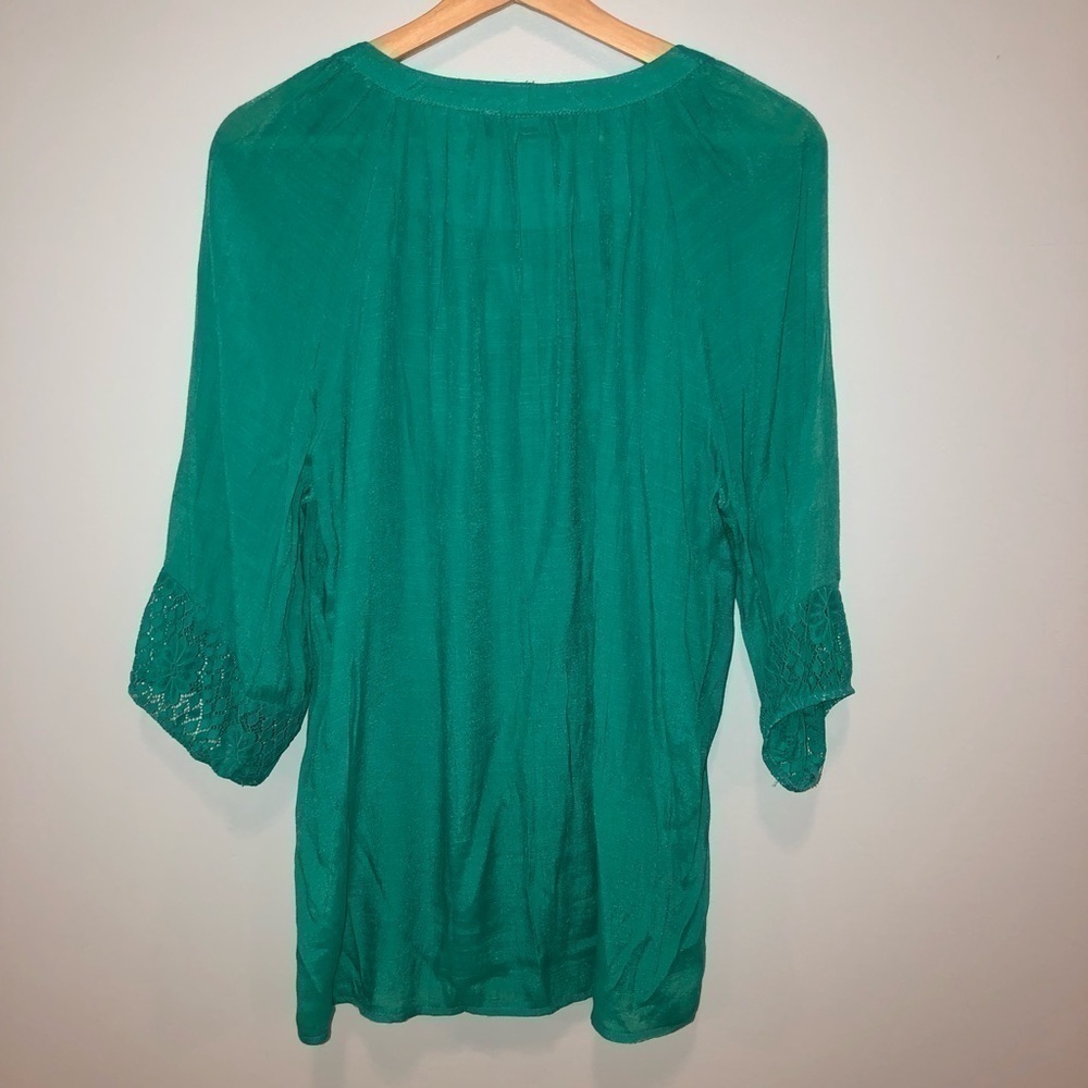 N Touch size medium green top 3/4 sleeve. Lace accents on front - Picture 3 of 9